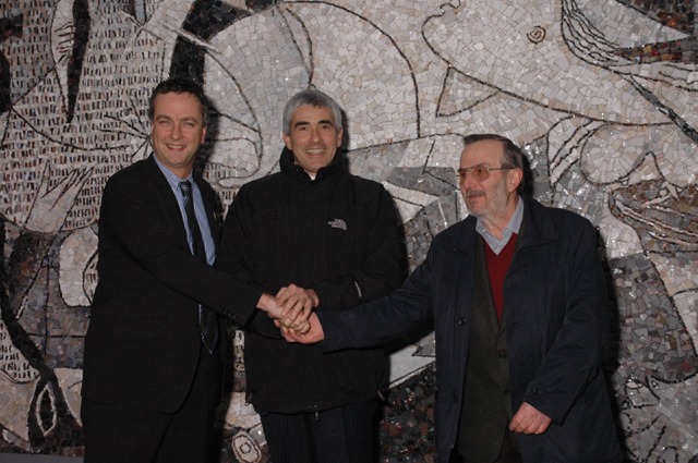 08/02/2006 - Il Presidente Pier Ferdinando Casini inaugura, insieme all'onorevole Edouard Ballaman, la mostra della scuola mosaicisti del Friuli.