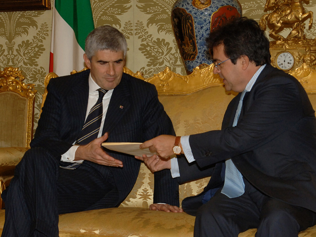 08/02/2006 - Il Presidente Pier Ferdinando Casini riceve dal presidente del Comitato parlamentare di controllo sui servizi di sicurezza e sul segreto di Stato on. Enzo Bianco, la relazione di fine legislatura.