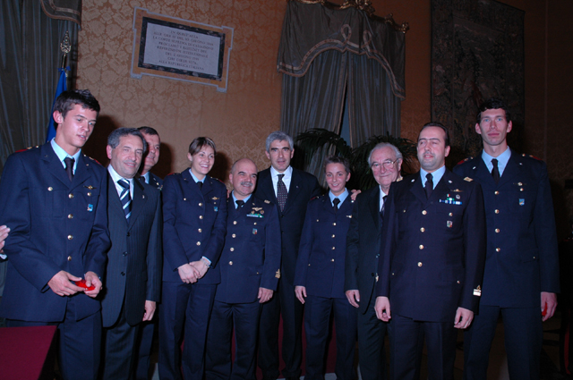 30/11/2005 - Il Presidente Pier Ferdinando Casini premia i campioni della squadra atletica italiana di scherma, vincitori ai Giochi di Atene 2004 e ai recenti Campionati mondiali di Lipsia.