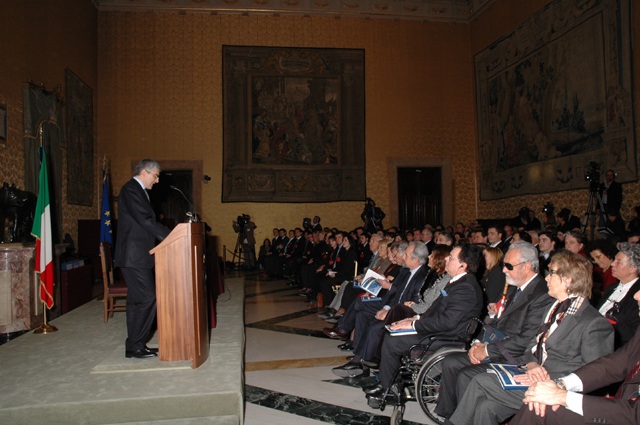 01/02/2006 - Il Presidente Pier Ferdinando Casini interviene alla cerimonia di premiazione dei vincitori del 