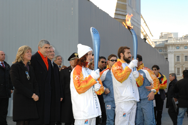 08/12/2005 - Il Presidente Pier Ferdinando Casini assiste alla cerimonia per il passaggio della fiamma olimpica per i Giochi invernali di 