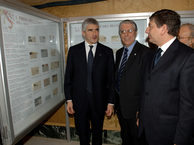 09/02/2006 - Il Presidente Pier Ferdinando Casini inaugura la mostra filatelica 